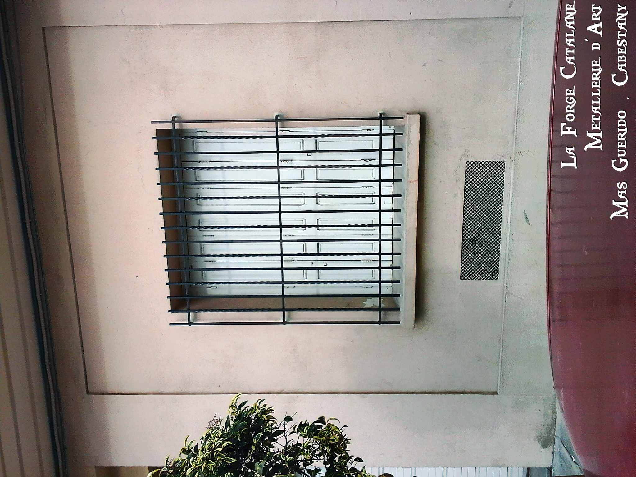 grille de protection barreaudage droit torsade un sur deux forge catalane.jpg